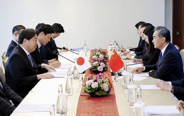 Ngoại trưởng Nhật Bản Yoshimasa Hayashi gặp người đồng cấp Trung Quốc Vương Nghị ngày 14/7 tại Jakarta. (Nguồn Kyodo)