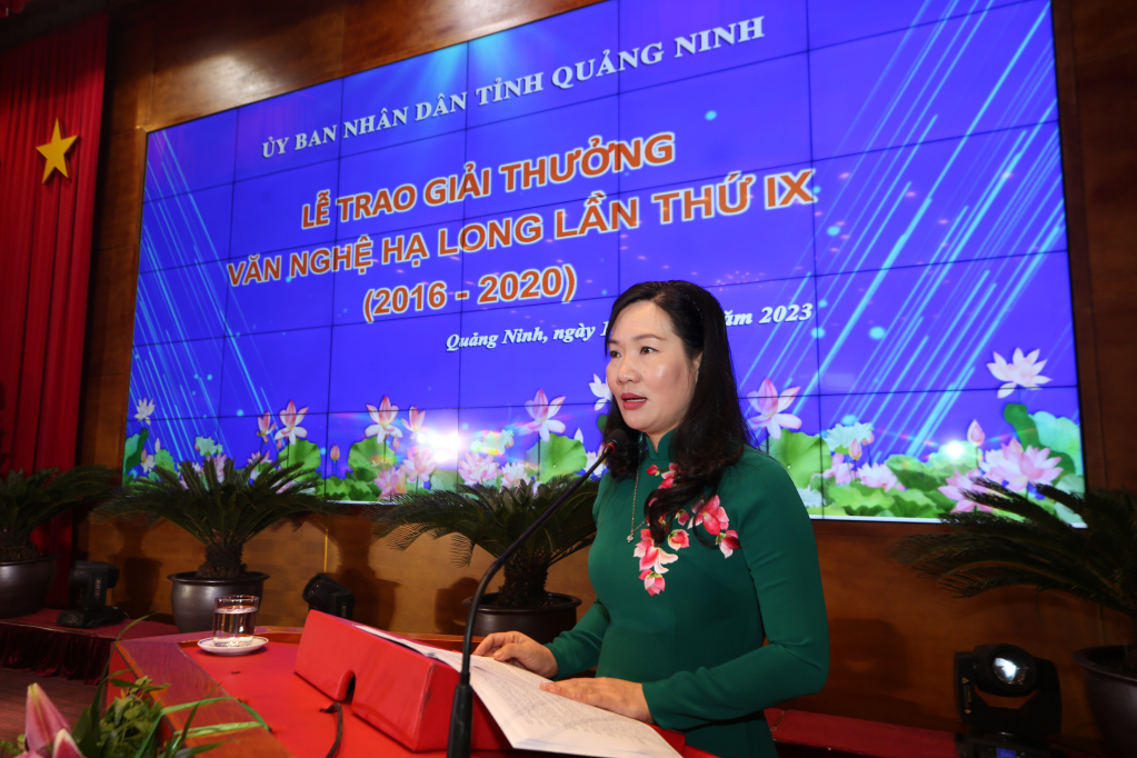 Đồng chí Nguyễn Thị Hạnh, Phó Chủ tịch UBND tỉnh, phát biểu tại lễ trao giải.