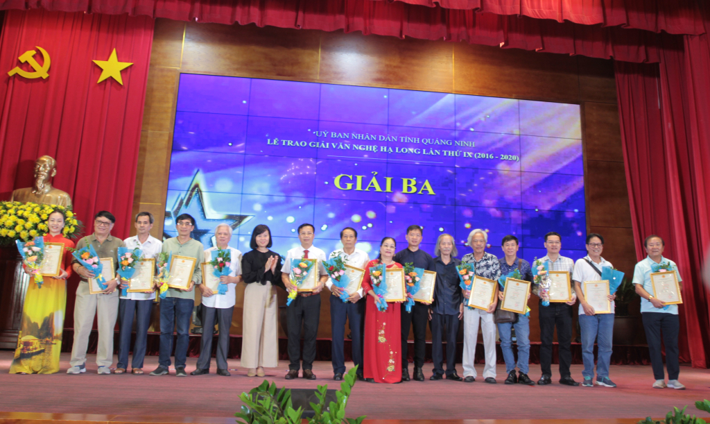 Ban Tổ chức trao giải Ba cho các tác giả.