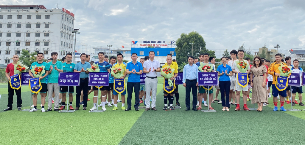 Lãnh đạo LĐLĐ TP Hạ Long cùng đại diện cơ quan, đơn vị, doanh nghiệp tặng hoa cờ lưu niệm đội bóng tham dự giải.