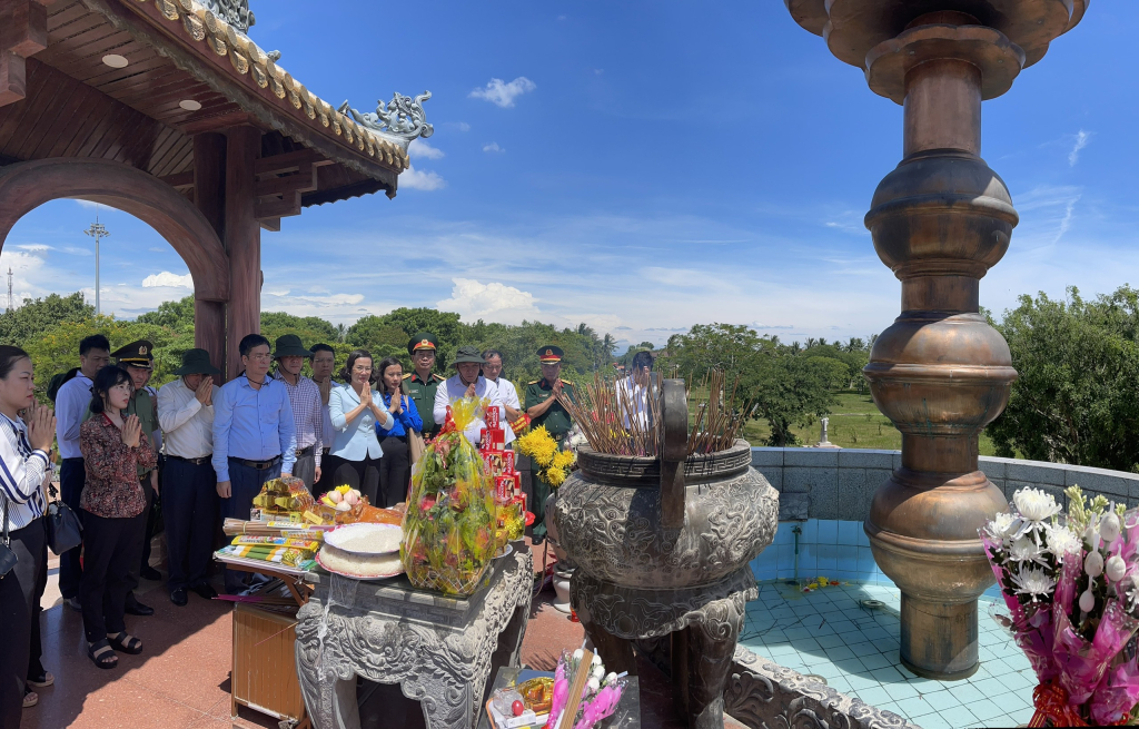 Đoàn đại biểu tỉnh Quảng Ninh dâng hương tại Khu di tích quốc gia đặc biệt Thành cổ Quảng Trị.