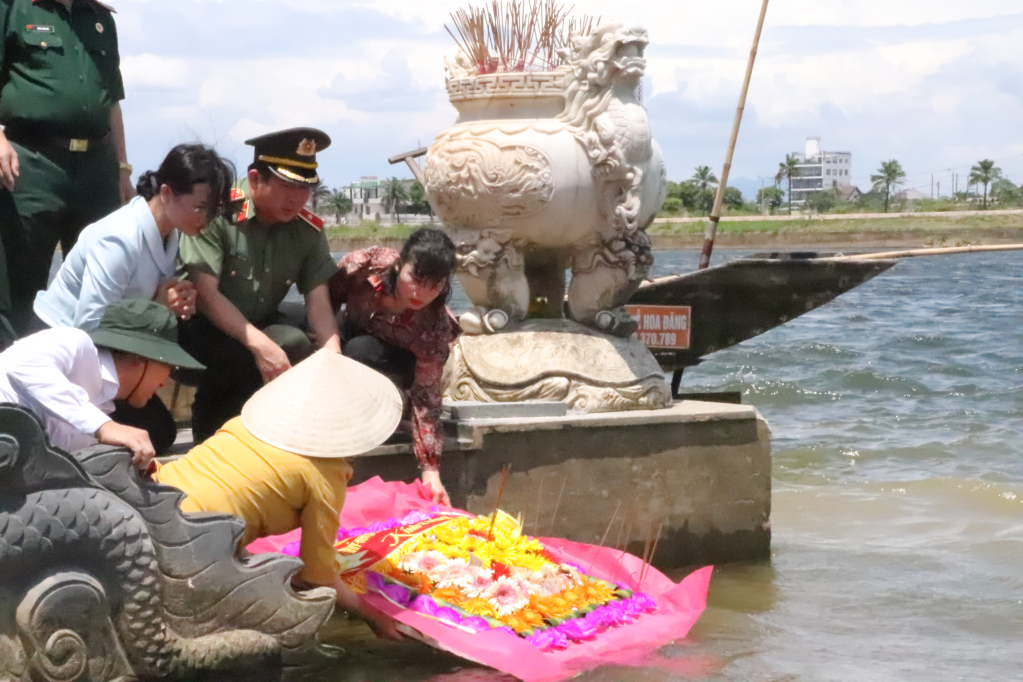 Đoàn đại biểu tỉnh Quảng Ninh thả hoa đăng ở Bến thả hoa bờ Nam sông Thạch Hãn, TX Quảng Trị, tỉnh Quảng Trị.