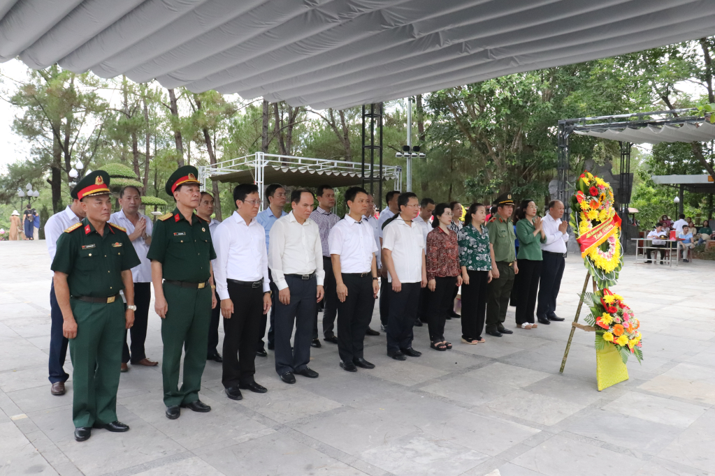 Đoàn đại biểu tỉnh Quảng Ninh thành kính tưởng nhớ công lao của các anh hùng liệt sĩ tại Nghĩa trang liệt sĩ quốc gia Trường Sơn.