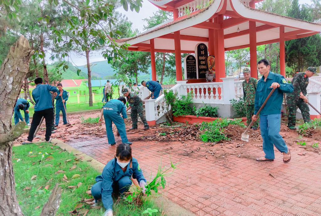 Lực lượng vũ trang huyện thường xuyên tham gia hỗ trợ chỉnh trang cảnh quan các khu vực đài tưởng niệm liệt sĩ, nghĩa trang liệt sĩ. Ảnh: Bình Minh-CTV.