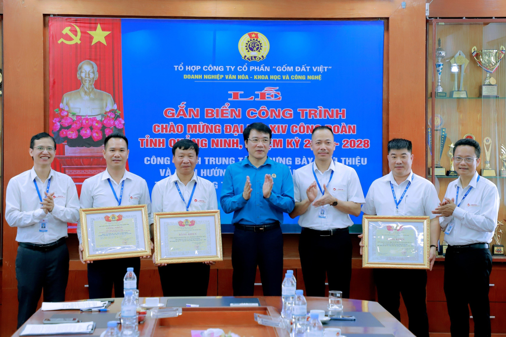 LĐLĐ tỉnh trao tặng Bằng khen chuyên đề cho Công đoàn cơ sở công ty CP Gạch ngói Đất Việt và Công đoàn cơ sở công ty CP Gốm Đất Việt.