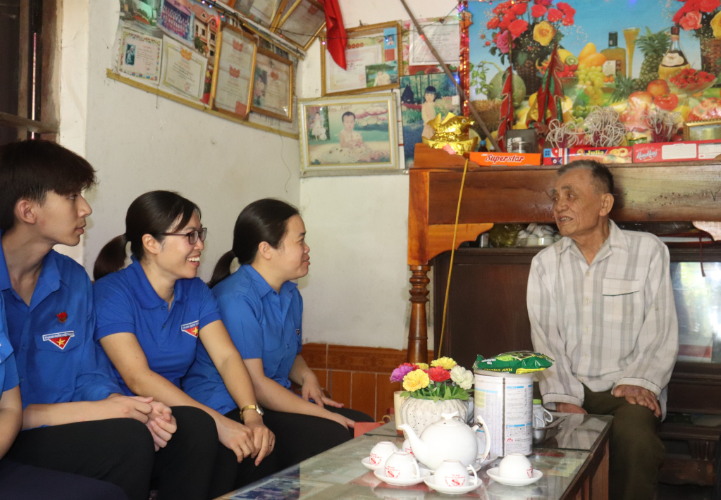 Đoàn Thanh niên thăm, tặng quà các cựu Thương binh Đinh Hồng Nhan (Thị trấn Ba Chẽ).