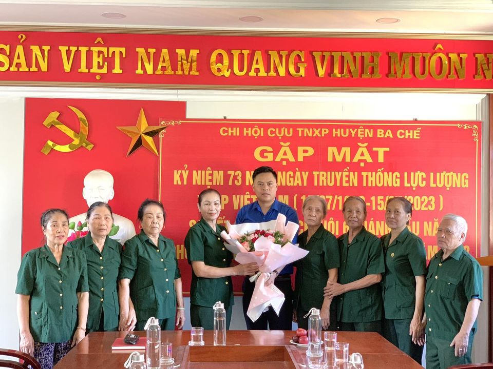 Tặng quà các cựu Thanh niên xung phong nhân kỷ niệm 73 năm ngày truyền thống lực lượng Thanh niên xung phong Việt Nam (15/7/1950 - 15/7/2023).