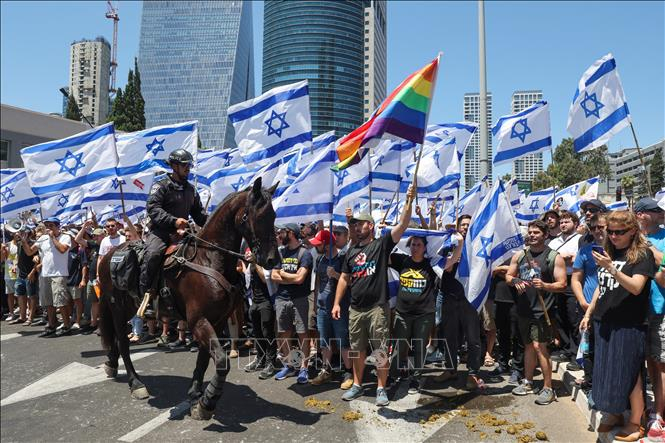 Người biểu tình tập trung tại quốc lộ 443, gần thành phố Modiin, Israel ngày 11/7/2023. Ảnh: AFP/TTXVN