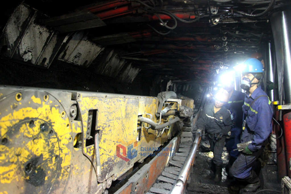 Sản xuất than trong hầm lò tại Công ty Than Dương Huy (TKV). Ảnh: Mạnh Trường