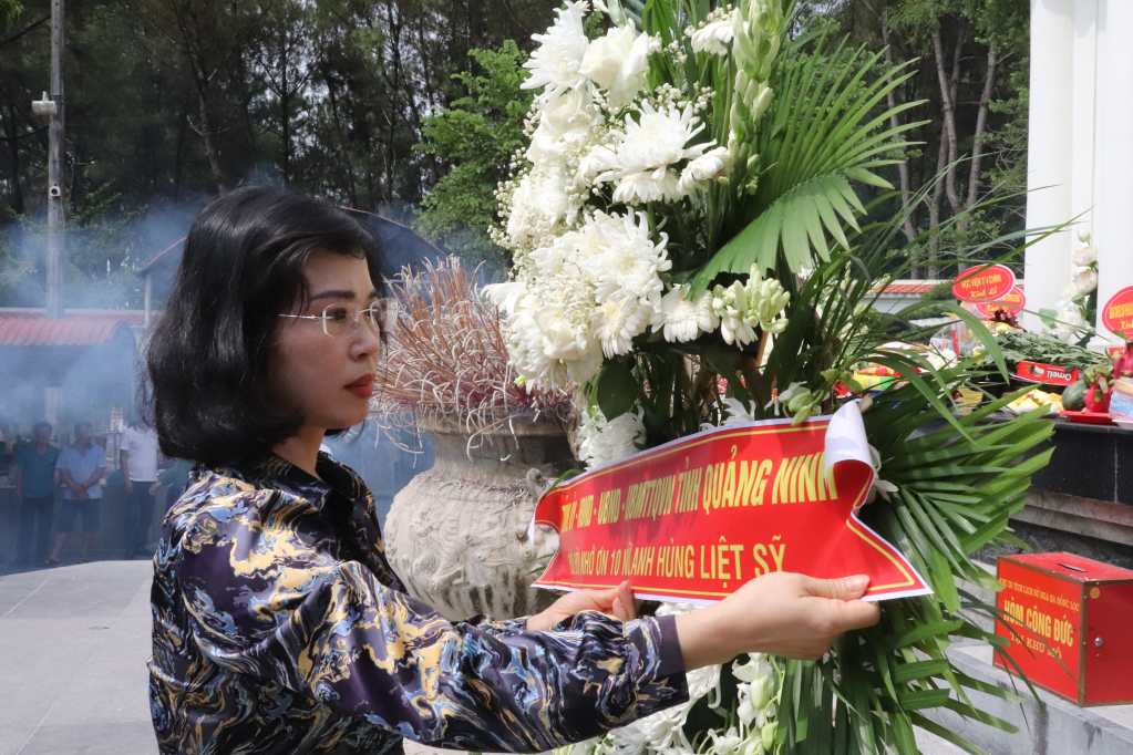  đồng chí Trịnh Thị Minh Thanh, Phó Bí thư Thường trực Tỉnh ủy chỉnh hoa của 