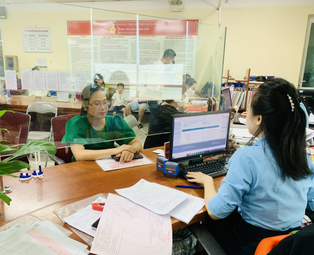 Công dân thực hiện thủ tục đăng ký biến động quyền sử dụng đất tại Trung tâm Hành chính công TP Hạ Long.