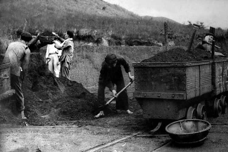 Công nhân mỏ Quảng Ninh những năm 20 của thế kỷ XX.
