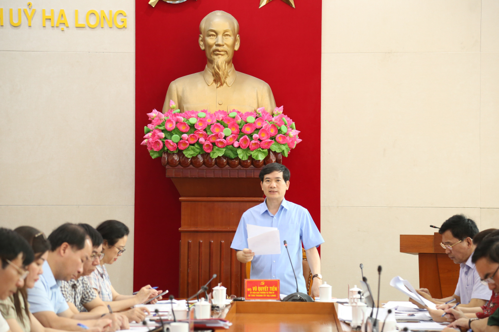 Đồng chí Vũ Quyết Tiến, Ủy viên BTV Tỉnh ủy, Bí thư Thành ủy kết luận tại hội nghị