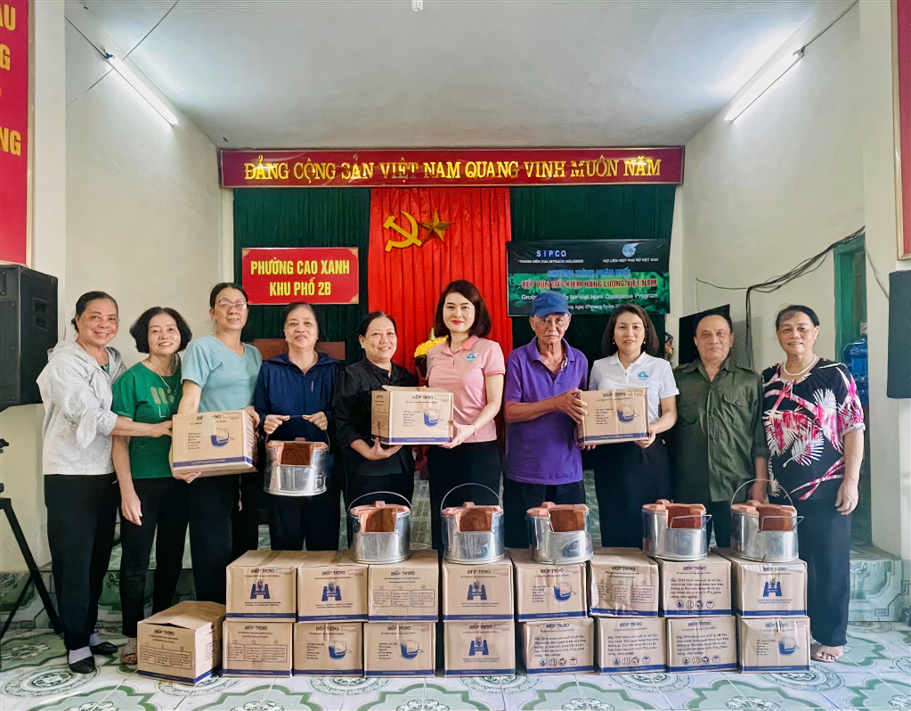 Hội LHPN TP Hạ Long trao tặng bếp đun tiết kiệm năng lượng cho các hộ hội viên phụ nữ trên địa bàn phường Cao Xanh.