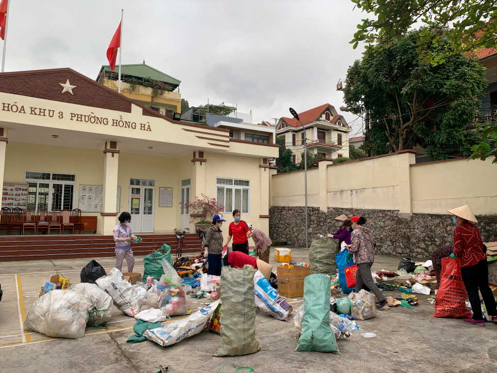 Phụ nữ khu 3, phường Hồng Hà (TP Hạ Long) thu gom và phân loại rác thải.