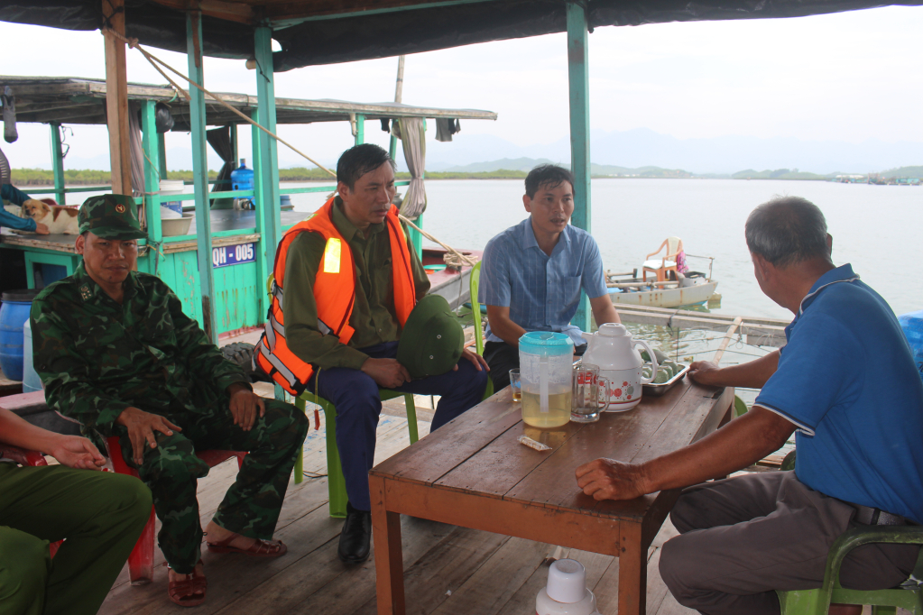 Đồng chí Hoàng Vĩnh Khuyến. Chủ tịch UBND huyện cùng lãnh đạo các cơ quan đơn vị kiểm tra công tác chống bão tại các lồng bè nuôi thủy sản