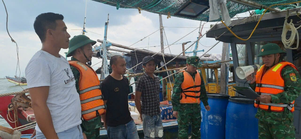 CBCS Đồn BP Trà Cổ tuyên truyền, kêu gọi ngư dân vào bờ tránh trú bão
