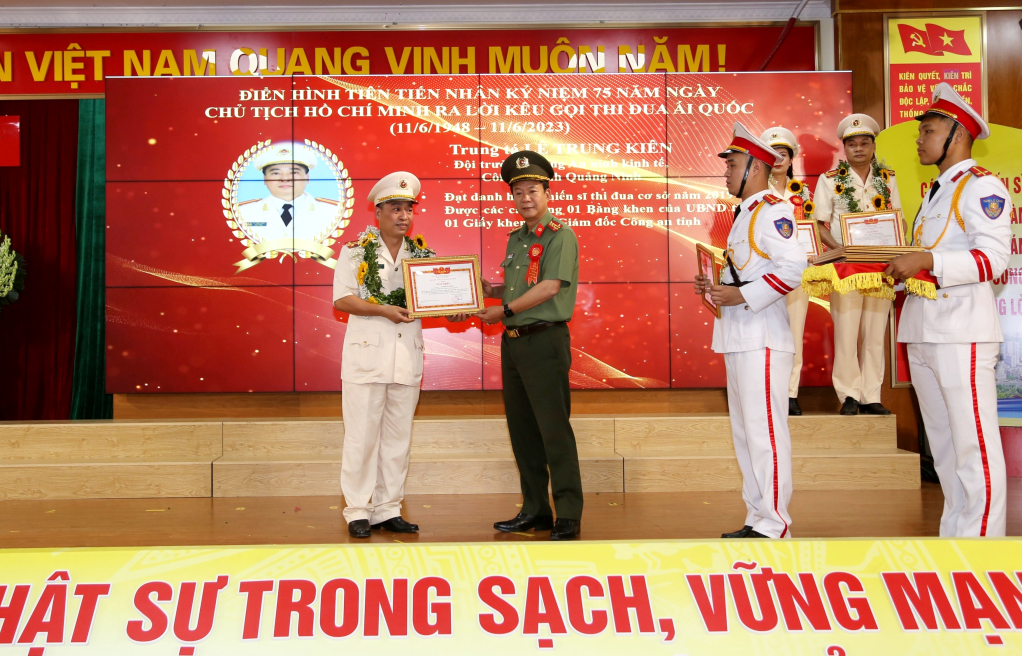 Trung tá Lê Trung Kiên được tôn vinh là một trong những điển hình tiên tiến của Công an tỉnh nhân kỷ niệm 75 năm ngày Chủ tịch Hồ Chí Minh ra lời kêu gọi thi đua ái quốc (11/6/1948 - 11/6/2023).