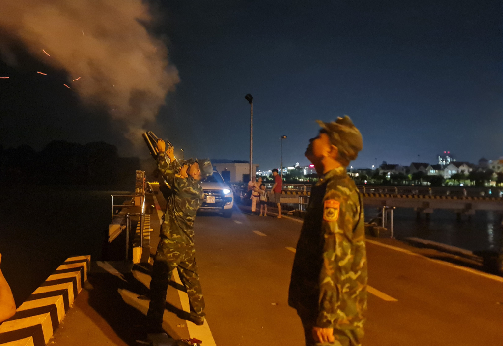 Đúng 19h30 phút ngày 17/7, loạt pháo hiệu đầu tiên được bắn lên bầu trời TP Hạ Long từ sân cầu cảng của Hải đội 2 biên phòng. Loạt pháo hiệu nhằm thông báo khẩn cấp cho tàu thuyền về tránh trú bão Talim.