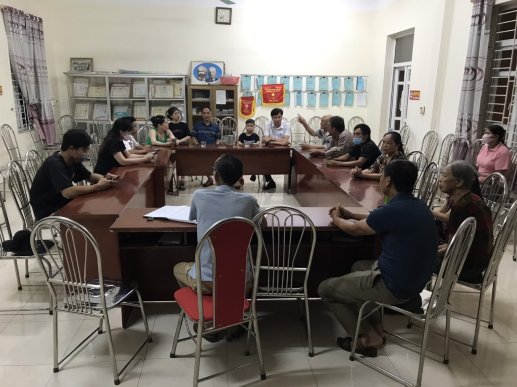 CLB Nông dân và pháp luật phường phối hợp cùng các đoàn thể tham gia hòa giải ở khu phố Lâm Sinh 2, phường Minh Thành. 