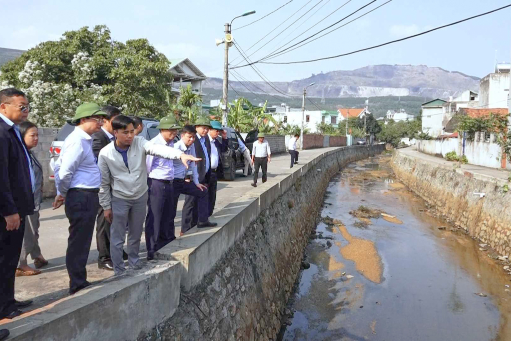 Lãnh đạo TP Cẩm Phả kiểm tra thực tế việc cải tạo suối thoát nước tại phường Cẩm Bình, tháng 2/2023. Ảnh: Duy Tâm (Trung tâm TT-VH Cẩm Phả)