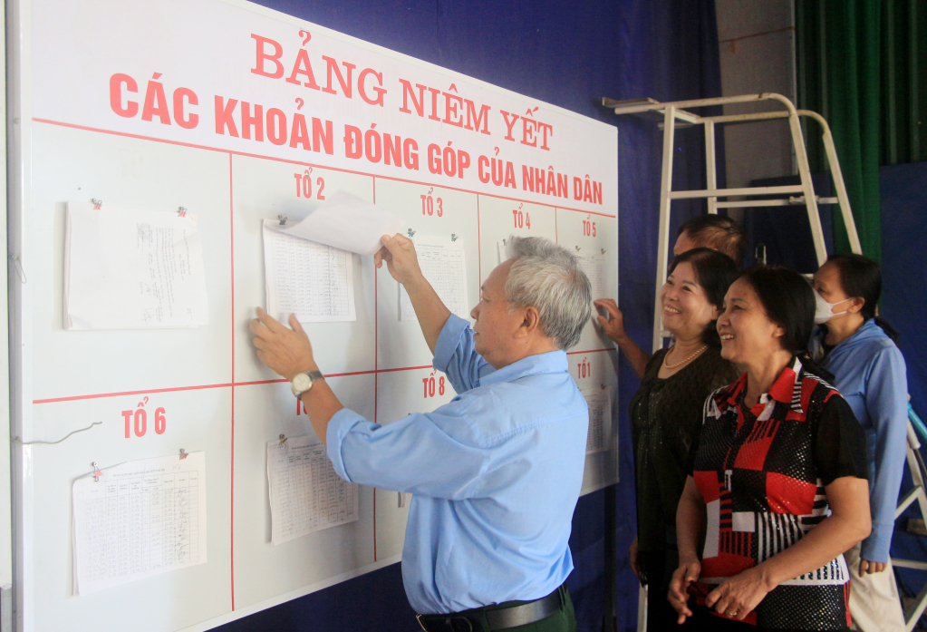 Người dân Khu phố Nam Sơn, phường Nam Khê (TP Uông Bí) giám sát các khoản đóng góp của nhân dân. Ảnh: Mạnh Trường