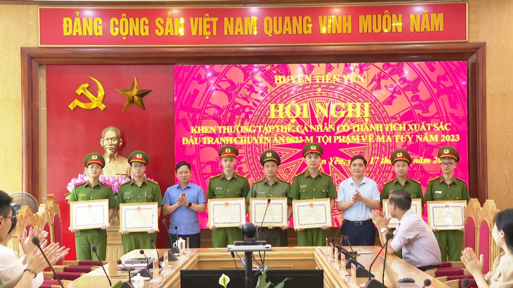 Lãnh đạo huyện Tiên Yên khen thưởng cho các cá nhân có thành tích xuất sắc đấu tranh chuyên án tội phạm về ma túy