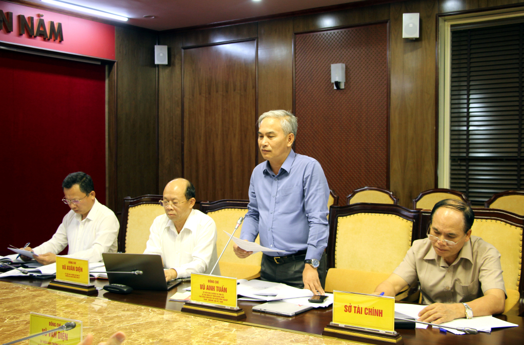 Đồng chí Vũ Anh Tuấn, Bí thư Đảng ủy Than Quảng Ninh, Phó Tổng giám đốc Tập đoàn Công nghiệp Than - Khoáng sản Việt Nam, phát biểu tại cuộc họp.
