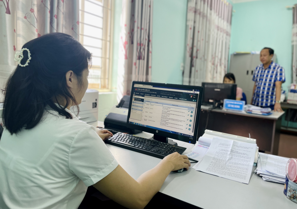 Cán bộ Phòng Văn hóa - Thông tin (huyện Vân Đồn) thực hiện quy trình văn bản số trên hệ thống chính quyền điện tử.