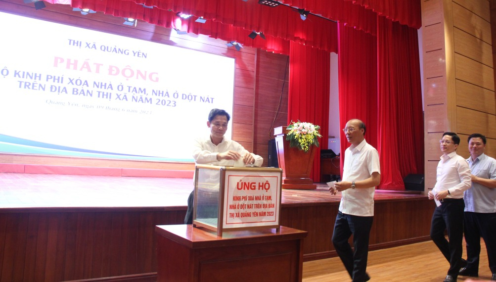 Các cá nhân, cơ quan, đơn vị TX Quảng Yên ủng hộ xóa nhà tạm, nhà ở dột nát trên địa bàn năm 2023. Ảnh: Phạm Tuyết (Trung tâm TTVH Quảng Yên).