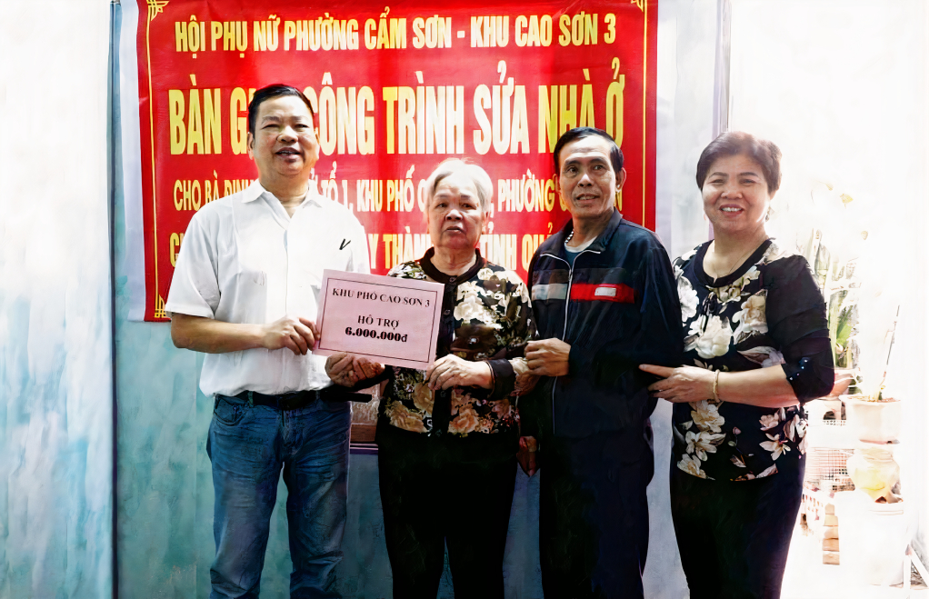 Khu phố Cao Sơn 3, phường Cẩm Sơn (TP Cẩm Phả) trao hỗ trợ sửa chữa nhà ở cho bà Đinh Thị Sẻn, trú tại tổ 1, khu phố Cao Sơn 3.