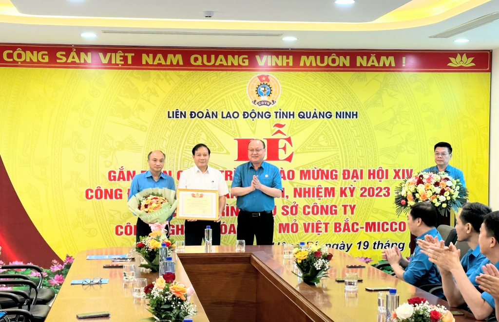 Đồng chí Bùi Minh Thanh, Phó Chủ tịch Thường trực LĐLĐ tỉnh trao quyết định gắn biển công trình cho Công ty Hóa chất mỏ Việt Bắc-Micco.