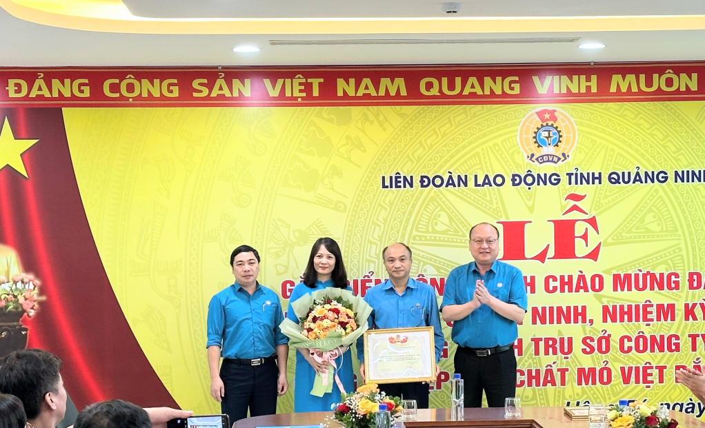 ... và tặng bằng khen cho Công đoàn Công ty đã có thành tích xuất sắc trong phong trào thi đua chào mừng Đại hội Công đoàn Quảng Ninh lần thứ XIV.