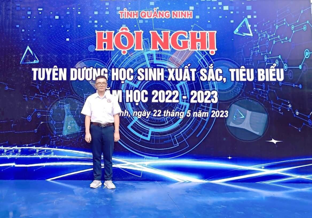 Vương Gia Huy tại hội nghị tuyên dương học sinh xuất sắc, tiêu biểu tỉnh Quảng Ninh năm học 2022 – 2023.