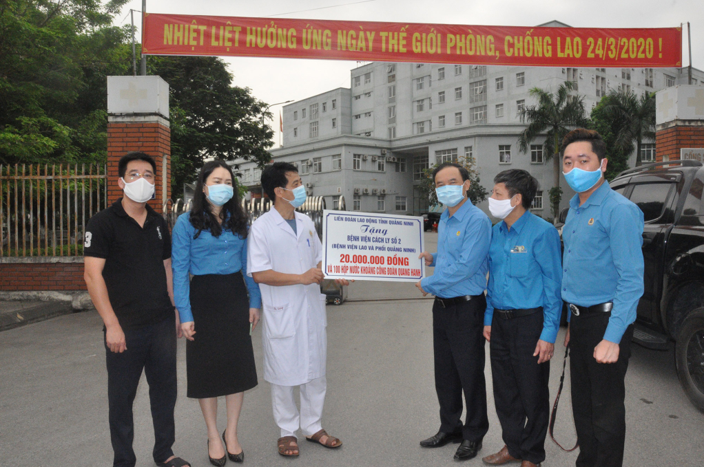 Lãnh đạo LĐLĐ tỉnh thăm và tặng quà y bác sĩ và CBNV Bệnh viện phổi Quảng Ninh-Một trong những đơn vị tuyến đầu chống dịch.