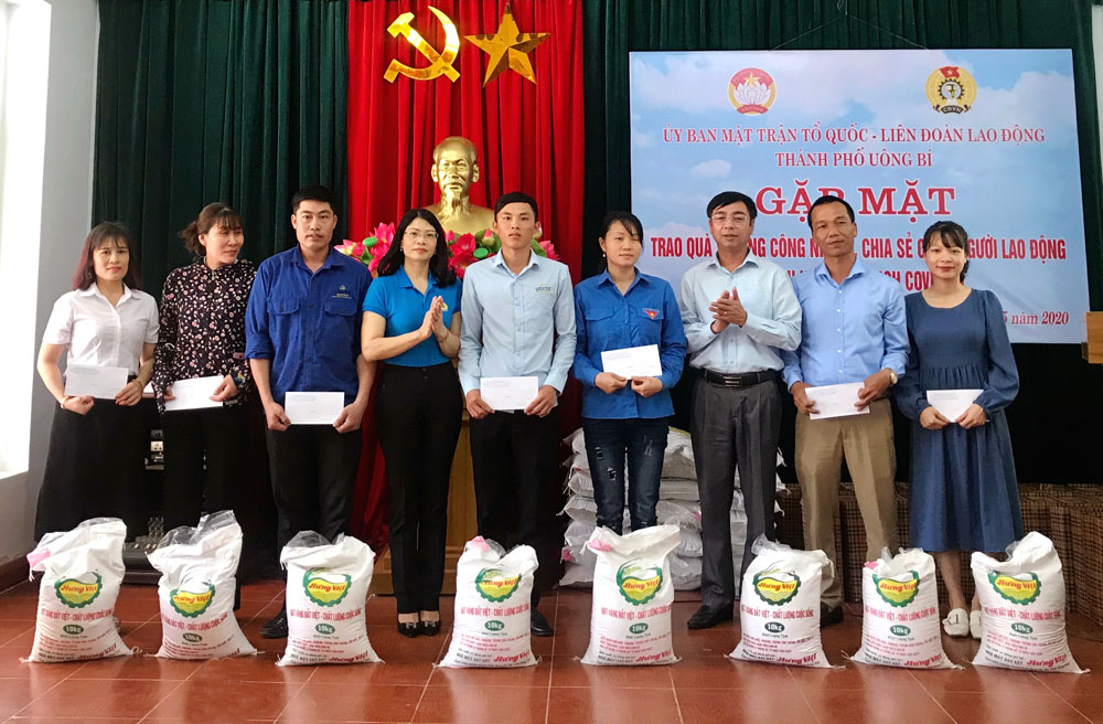 Những công nhân lao động có hoàn cảnh khó khăn TP Uông Bí bị ảnh hưởng bởi đại dịch Covid-19 cũng được các cấp công đoàn thăm, tặng quà.