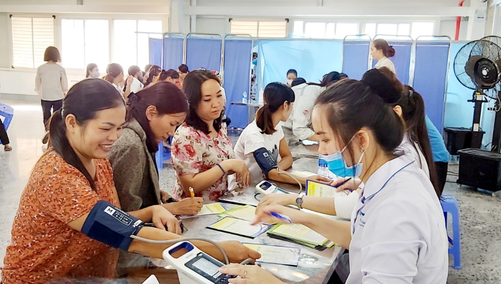 Mô hình Sức khỏe của bạn được triển khai hiệu quả (LĐLĐ tỉnh-Sở Y tế tổ chức khám và tư vấn sức khỏe cho CNLĐ tại KCN Việt Hưng).