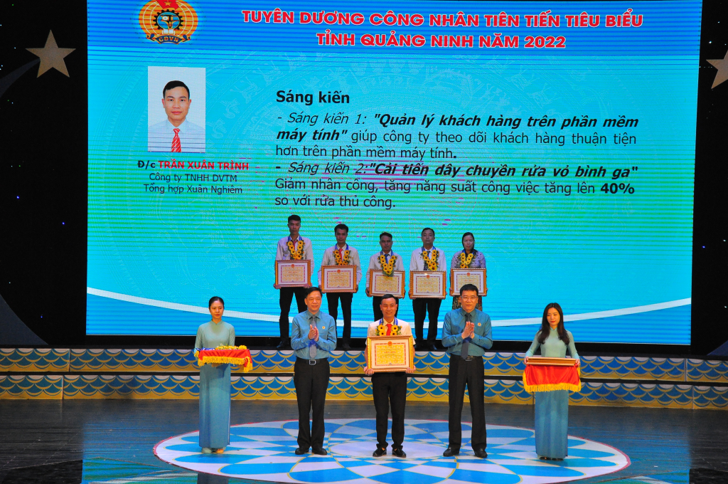 Vinh danh công nhân tiên tiến tiêu biểu dịp Tháng Công nhân năm 2023.