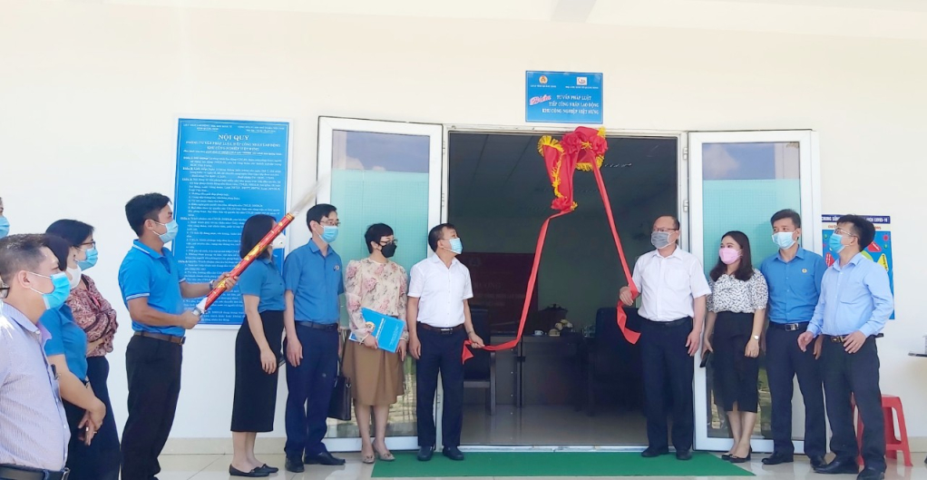 Khai trương điểm tư vấn pháp luật cho CNLĐ tại KCN Việt Hưng.