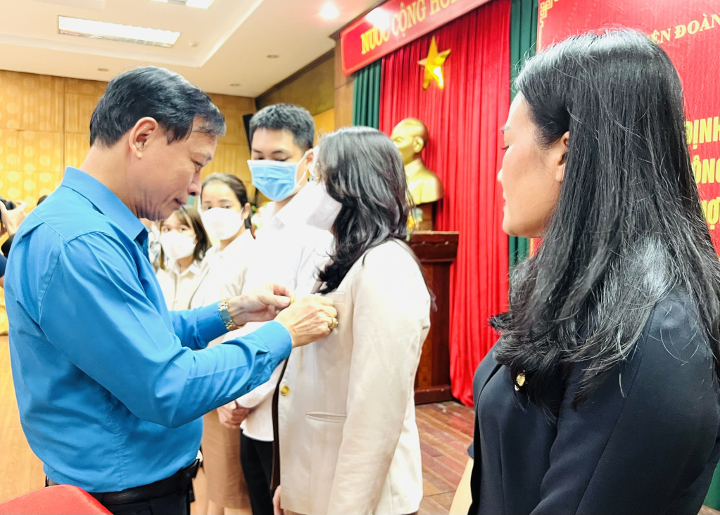 LĐLĐ Hạ Long kết nạp đoàn viên Công đoàn dịp Tháng Công nhân  năm 2022.