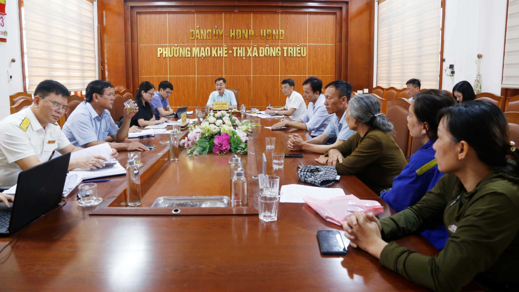 Lãnh đạo UBND thị xã đối thoại với hộ gia đình bà Trần Thị Thập, phường Mạo Khê.