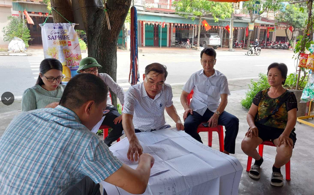 Đồng chí Lê Văn Độ, Chủ tịch UBND thị xã chỉ đạo cơ quan chuyên môn giải quyết những vướng mắc trong công tác GPMB với từng trường hợp cụ thể. (Ảnh: Ngô Hưng-CTV).