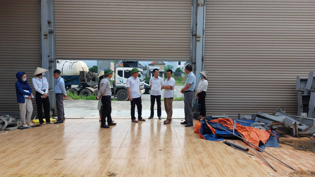 Lãnh đạo UBND thị xã thực địa tại các hộ gia đình còn vướng mắc trong công tác GPMB tuyến đường ven sông đoạn qua thị xã.