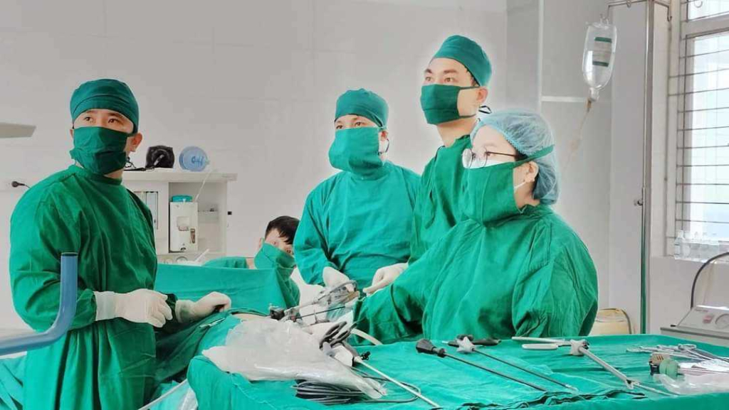 Phẫu thuật viêm ruột thừa cấp bằng phương pháp nội soi tại Trung tâm Y tế huyện Ba Chẽ. Ảnh: Ngọc Lợi (Trung tâm TT&VH Ba Chẽ)