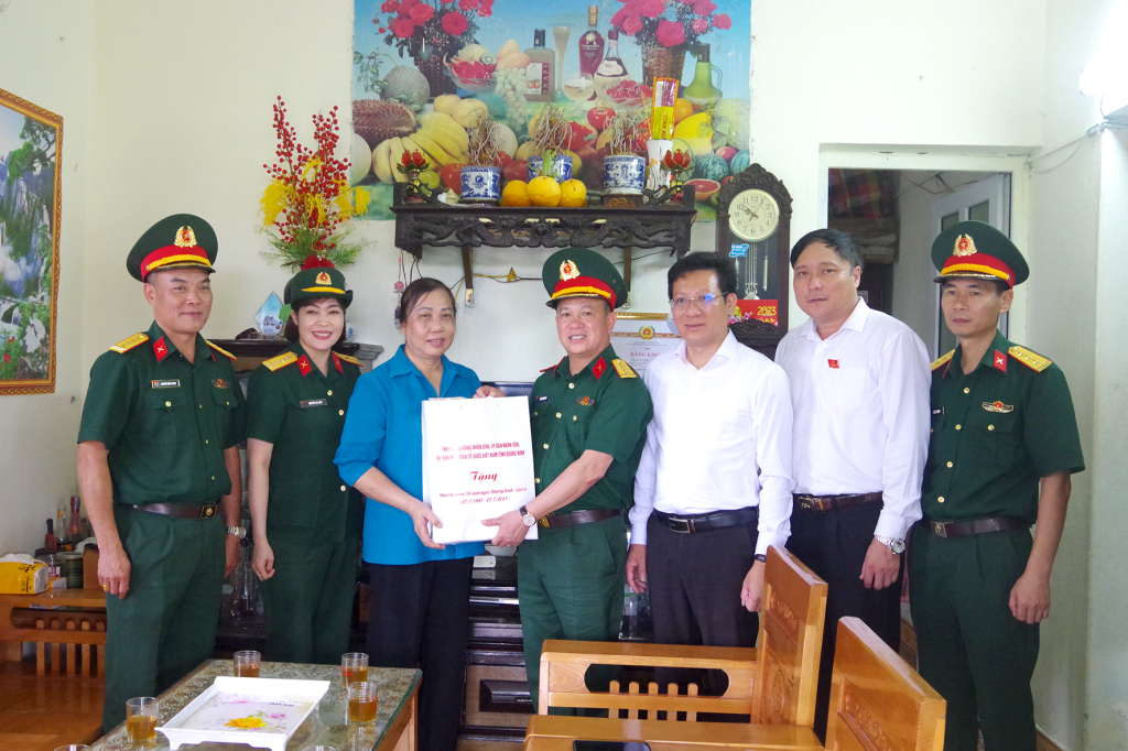 Đại tá Khúc Thành Dư, Ủy viên BTV Tỉnh ủy, Chỉ huy trưởng Bộ CHQS tỉnh tặng quà của tỉnh cho gia đình nạn nhân nhiễm chất độc hóa học Ngô Duy Phương ( Khu 4, thị trấn Cô Tô)