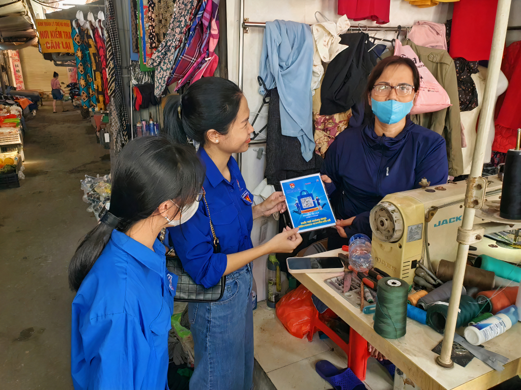 Đoàn thanh niên phường Hà Khẩu (TP Hạ Long) tuyên truyền cho các hộ kinh doanh tại chợ Hà Khẩu về mô hình chợ 4.0 - thanh toán qua mã QR-Code.