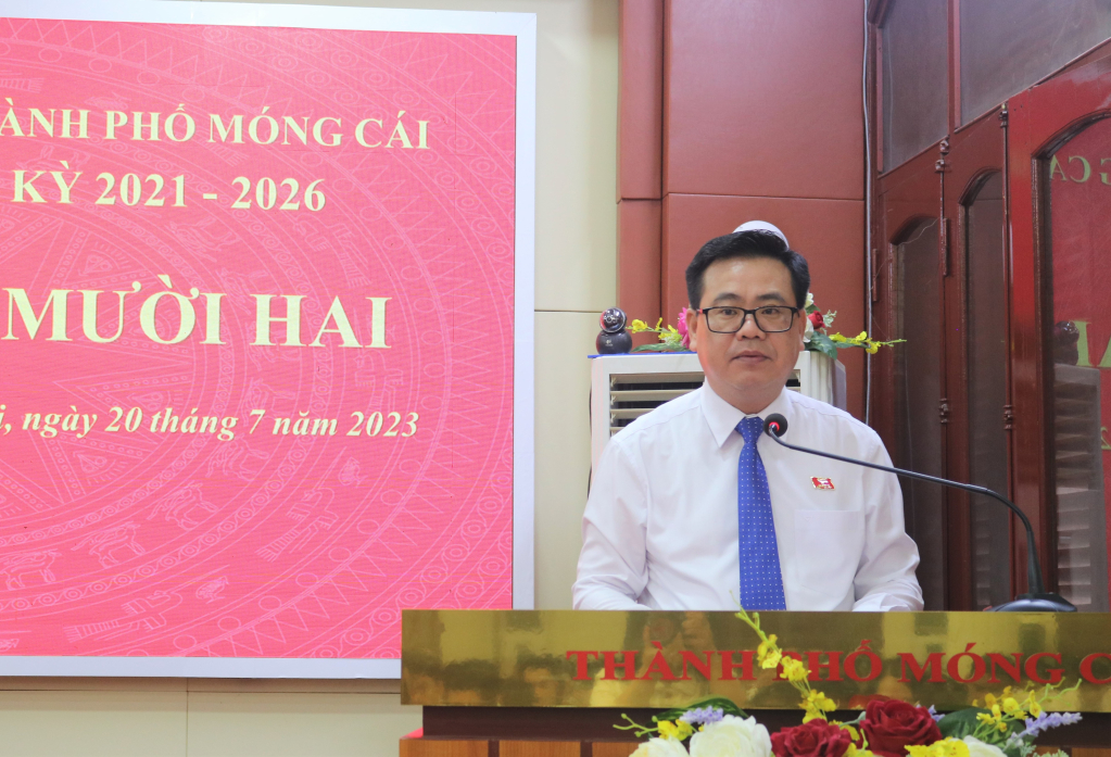 Đồng chí Hoàng Bá Nam, Tỉnh ủy viên, Bí thư Thành ủy Móng Cái phát biểu tại kỳ họp