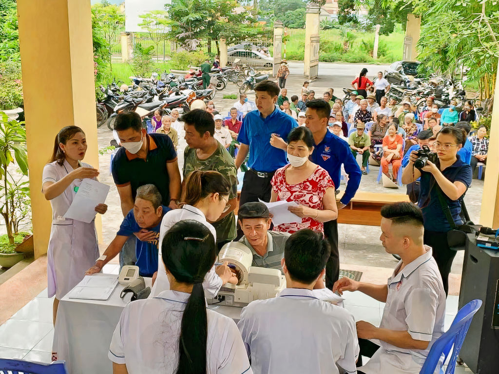 Đoàn TN phường Phương Nam phối hợp với ĐTN Bệnh viên Việt Nam - Thụy Điển (TP Uông Bí) tổ chức khám bệnh, cấp phát thuốc cho người có công, đối tượng chính sách trên địa bàn phường Phương Nam.