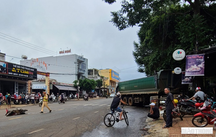 Tránh người phụ nữ sang đường, xe đầu kéo lao vào quán lẩu nướng 1