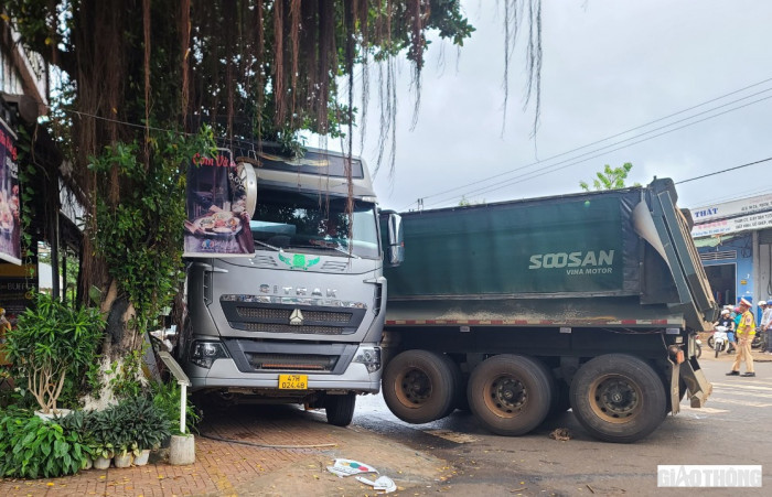 Tránh người phụ nữ sang đường, xe đầu kéo lao vào quán lẩu nướng 3